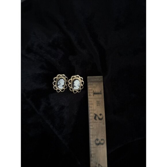 Vintage Cameo Style Earrings Gold Tone Black Background Oval Shape for Pierced - Picture 3 of 3